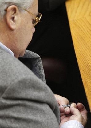 Alperi se corta las uñas