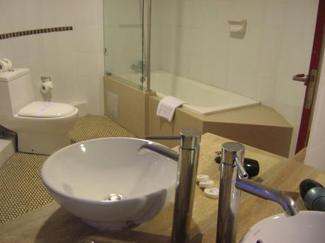 Baño Hotel Montecarlo, Santiago de Chile, Chile, vuelta al mundo, round the world, La vuelta al mundo de Asun y Ricardo