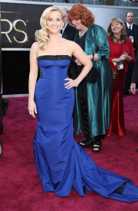 Reese Witherspoon de Louis Vuitton en la alfombra roja de los Oscars