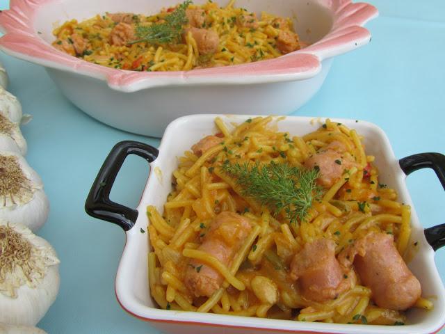 Fideuá de salchichas de pavo y pollo