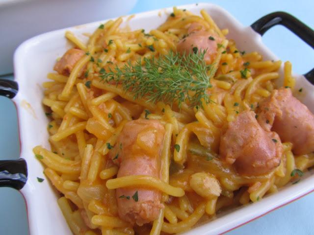 Fideuá de salchichas de pavo y pollo