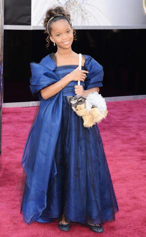 Quvenzhané Wallis llegó a la alfombra roja del Oscar con un bolso de perrito