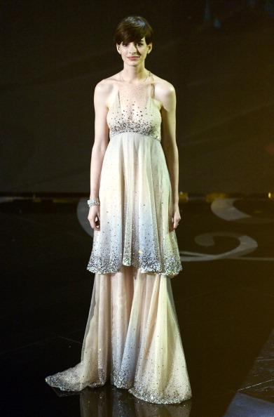 Anne Hathaway les miserables actuacion oscars 2013 vestido armani