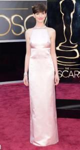 oscars 2013 anne hathaway prada 160x300 Oscars 2013: alfombra roja