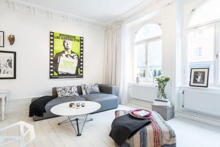 poster hitchcock decoración muebles de diseño mesa de centro convertible comedor grandes ventanales decoración estilo nórdico diseño nórdico diseño escandinavo decoración sueca decoración pisos pequeños decoración moderna nordica decoración mini pisos decoración marmol decoración espacios pequeños decoración en blanco cocinas modernas cocinas blancas marmol blanco cocinas blancas blog interiorismo blog diseño escandinavo blog decoración nórdica blog decoración 