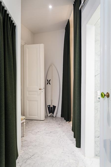 poster hitchcock decoración muebles de diseño mesa de centro convertible comedor grandes ventanales decoración estilo nórdico diseño nórdico diseño escandinavo decoración sueca decoración pisos pequeños decoración moderna nordica decoración mini pisos decoración marmol decoración espacios pequeños decoración en blanco cocinas modernas cocinas blancas marmol blanco cocinas blancas blog interiorismo blog diseño escandinavo blog decoración nórdica blog decoración 