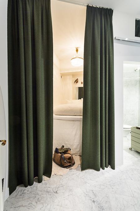 poster hitchcock decoración muebles de diseño mesa de centro convertible comedor grandes ventanales decoración estilo nórdico diseño nórdico diseño escandinavo decoración sueca decoración pisos pequeños decoración moderna nordica decoración mini pisos decoración marmol decoración espacios pequeños decoración en blanco cocinas modernas cocinas blancas marmol blanco cocinas blancas blog interiorismo blog diseño escandinavo blog decoración nórdica blog decoración 