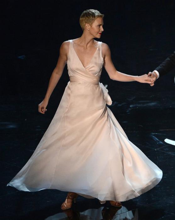 El look de Charlize Theron para su actuación durante la gala de los Oscars 2013