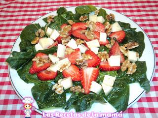 Ensalada de espinacas con fresas y frutos secos