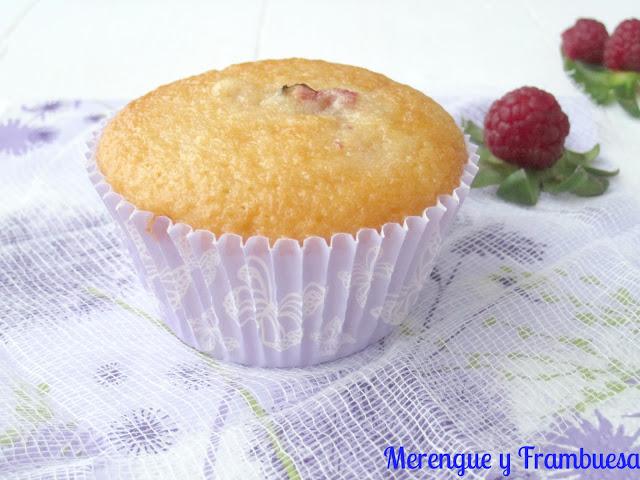 Muffins de fresa, frambuesa y pistachos