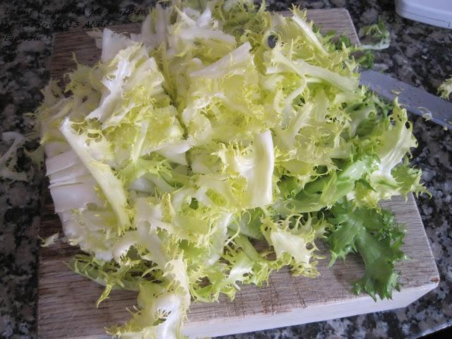 Escarola aliñada con ajo frito