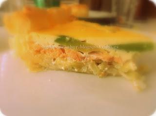 Tarta salada de salmón, aguacate y ricotta