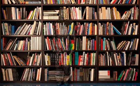 foto librería con hombre pintado foto libería Liu bolin: El hombre invisible