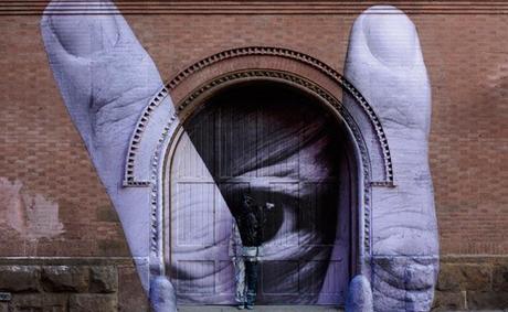 fotos dedos con ojo y hombre pintado foto dedos pintados Liu bolin: El hombre invisible