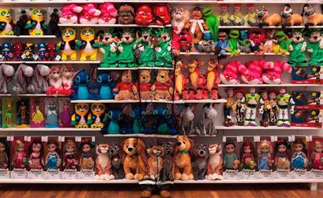 foto de estantería con peluches y hombre pintado foto peluches Liu bolin: El hombre invisible