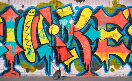 foto muro con grafitti y hombre pintado foto muro Liu bolin: El hombre invisible