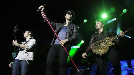 Los Jonas Brothers pusieron a brincar a sus fanáticas en la USB 