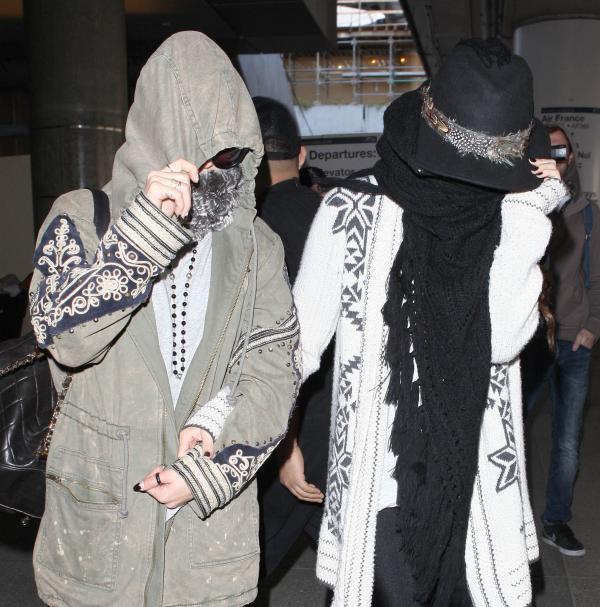 Selena Gómez y Vanessa Hudgens se cubren el rostro  llegando a Los Ángeles