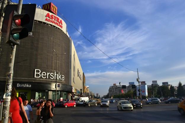 Centro Comercial Unirea frente a Plaza Unirii. La nueva imágen de Bucarest.
