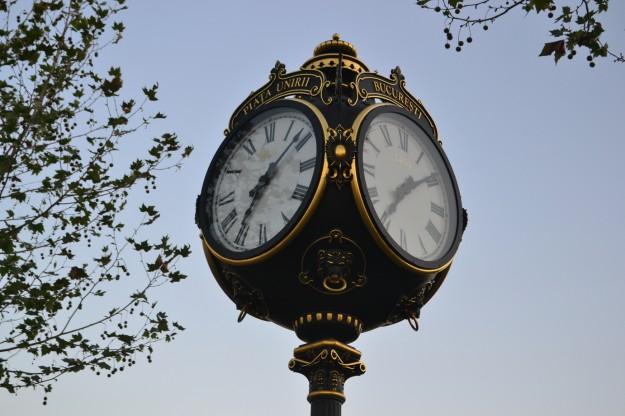 Bonito reloj en la Plaza Unirii, Bucarest