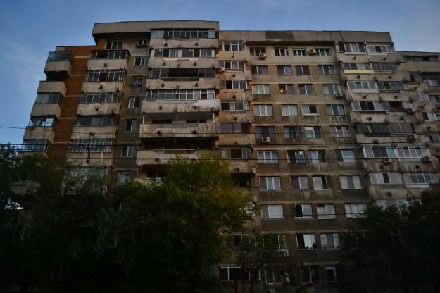 Típicas edificaciones grises de la época comunista en Bucarest