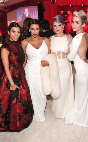 Kim Kardashian y Miley Cyrus compartieron en una de las fiesta de los Oscar (FOTO)