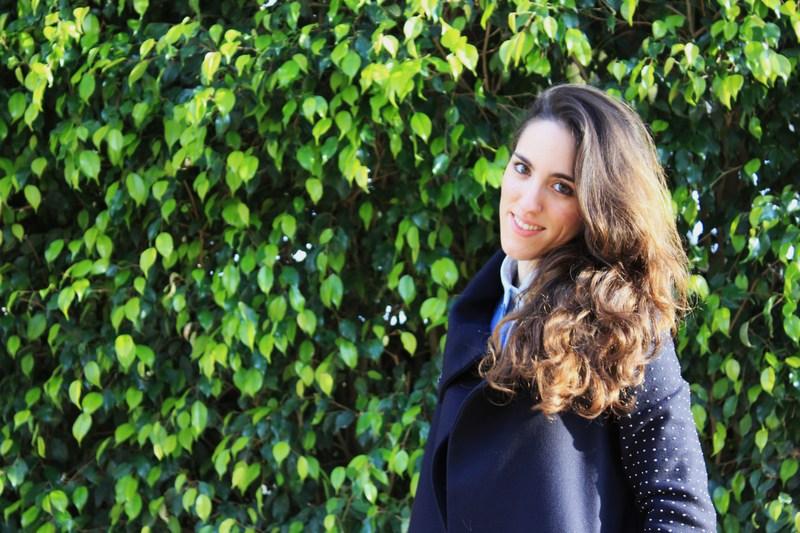 abrigo con tachuelas