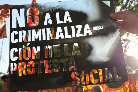 Afiche: No a la criminalización de la protesta social