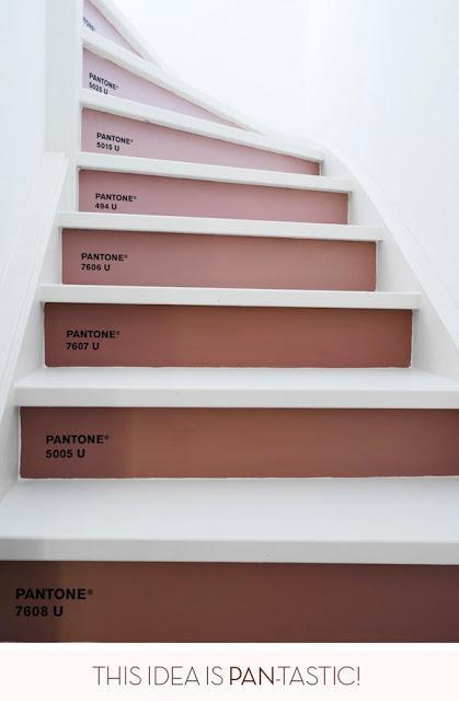 escalera decorada con pantone