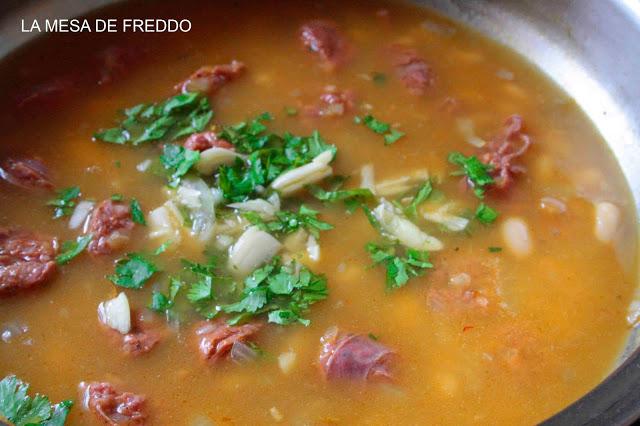 Sopa de White Beans con Costilla y Chorizo.