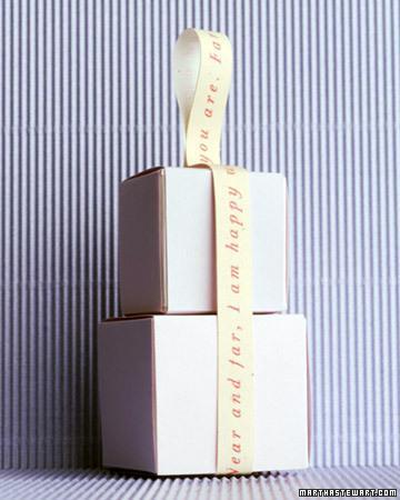 Dos cajas blancas con cinta