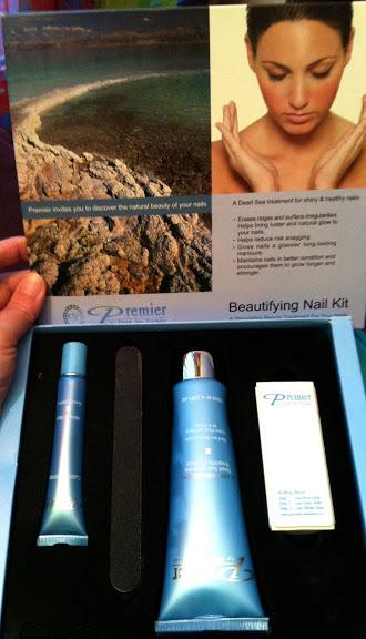 Probando el kit para embellecer las uñas de Premier.