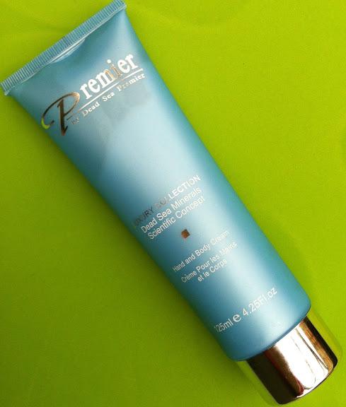 Probando el kit para embellecer las uñas de Premier.