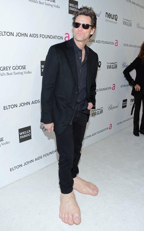 Tripeate a Jim Carrey con sus pies descalzos en la  fiesta de Elton John