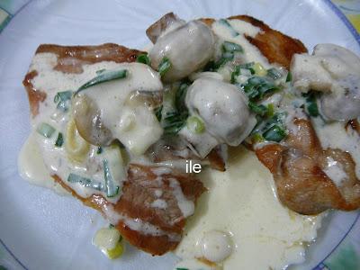 Churrasquitos de cerdo a la crema de champiñons y verdeo