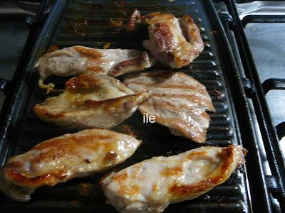 Churrasquitos de cerdo a la crema de champiñons y verdeo