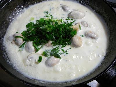 Churrasquitos de cerdo a la crema de champiñons y verdeo