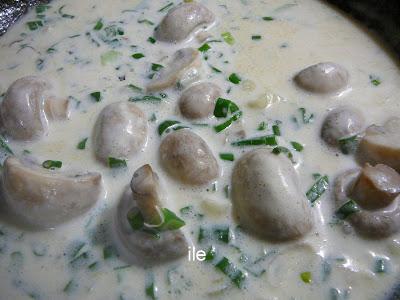 Churrasquitos de cerdo a la crema de champiñons y verdeo