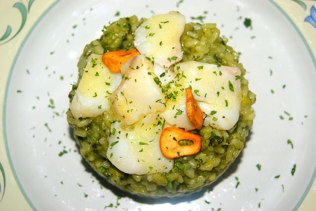 Risotto de espinacas con bacalao al pil pil