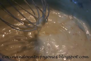 Huevos con Bechamel de Puerros y Jamón.