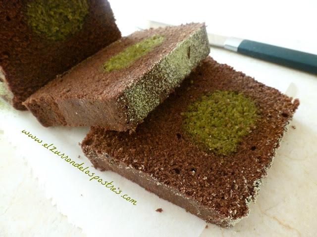 Rollo de Té Matcha en Bizcocho de Chocolate