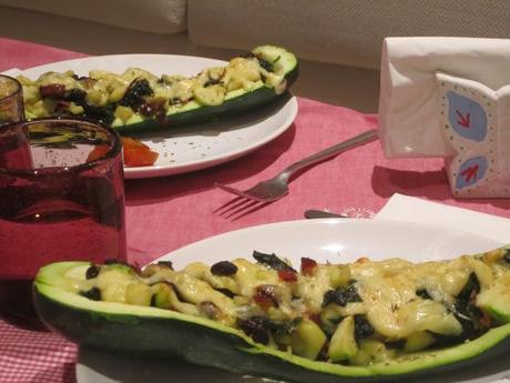 Receta de Calabacines rellenos de espinacas, jamón y pasas gratinados con queso