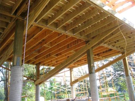 Vista de la estructura de madera de la casa de Patty