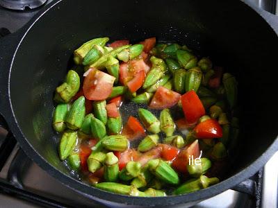 Okra o bamia con tomate y ajo