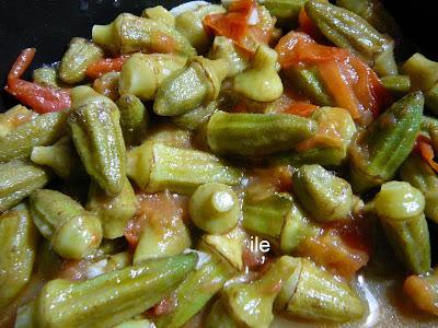 Okra o bamia con tomate y ajo