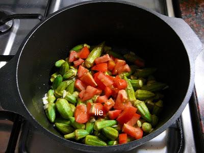Okra o bamia con tomate y ajo