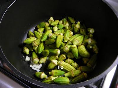 Okra o bamia con tomate y ajo