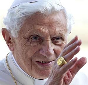 Hoy dimite formalmente el Papa de Roma. Descanse En Paz.