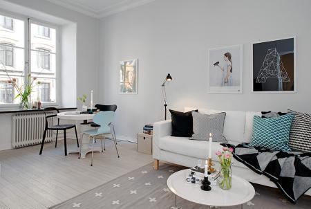 suelo de madera teñida de color claro sofa blanco ikea sillas de Ikea silla hormiga myre ant arne jacobsen silla 7 arne jacobsen nevera blanca retro láminas decoración originales diseño de interiores decoración pisos pequeños decoración nórdica decoración mini pisos decoración espacios pequeños decoración de interiores decoración de dormitorios cocina moderna reformada cocina blanca blog interiores nórdicos blog decoración nórdica blog decoración 