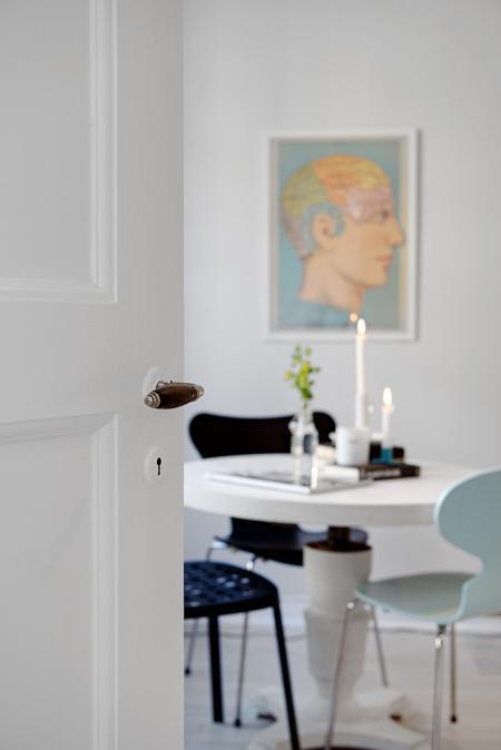 suelo de madera teñida de color claro sofa blanco ikea sillas de Ikea silla hormiga myre ant arne jacobsen silla 7 arne jacobsen nevera blanca retro láminas decoración originales diseño de interiores decoración pisos pequeños decoración nórdica decoración mini pisos decoración espacios pequeños decoración de interiores decoración de dormitorios cocina moderna reformada cocina blanca blog interiores nórdicos blog decoración nórdica blog decoración 